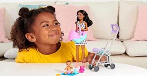 Barbie Skipper Babysitters Inc - Juego con muñeca morena, cochecito, muñeca de bebé y 5 accesorios, quita el asiento del cochecito para portabebés